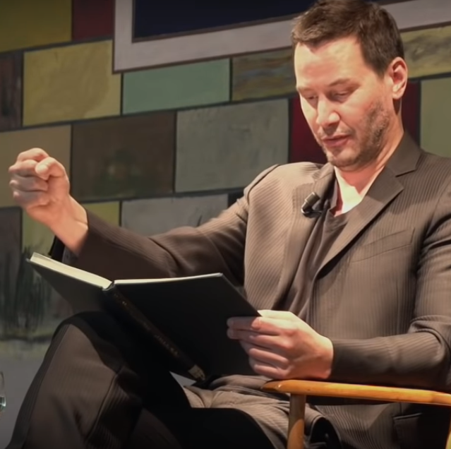 Киану Ривз читает книгу