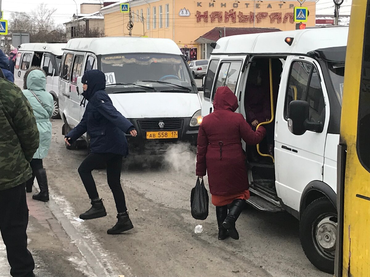 Сегодня легально по договору с мэрией Кызыла работают 108 предпринимателей - 282 транспортных средства. Остальные 20% - нелегальные перевозчики.
