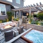 Многоуровневый патио с обеденной зоной, местом для отдыха и джакузи