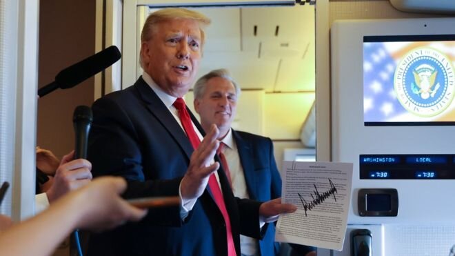 Г-н Трамп сделал комментарии на борту Air Force One, возвращаясь в Вашингтон с мыса Канаверал, штат Флорида