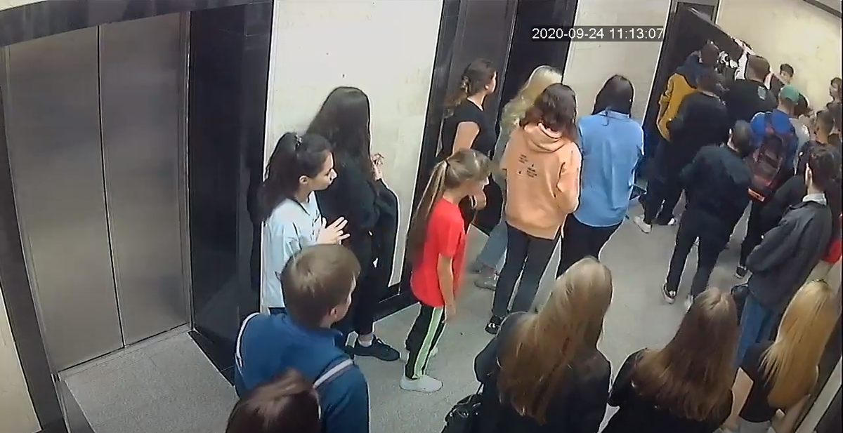 Момент, когда дверь выломали снаружи