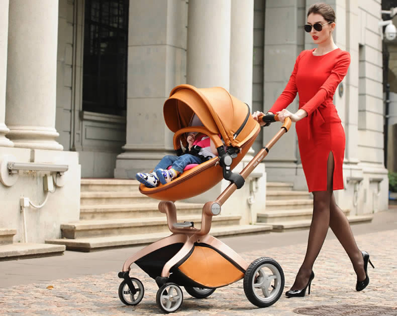 Коляска Hotmom с люлькой и прогулочным блоком из эко-кожи. Размер прогулочного сидения - спокойно хватит от рождения и до роста 2-3 лет. Утепленная люлька не пропускает ветер и хорошо держит тепло зимой, легко моется влажной мягкой тканью. Люлька коляски Hot Mom выполнена в полном соответствии со стандартами ЕС. 