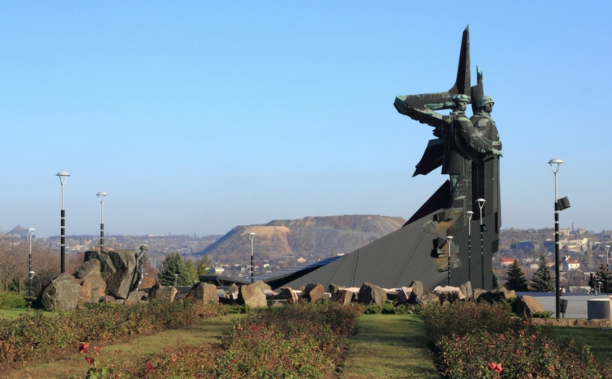 Спят курганы темные