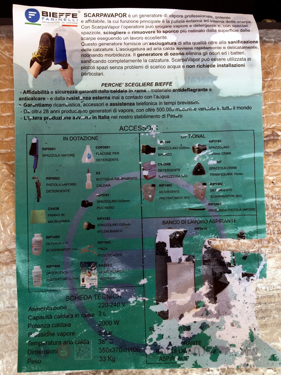 Промокший насквозь  лист с перечнем предметов, входящих в комплектацию