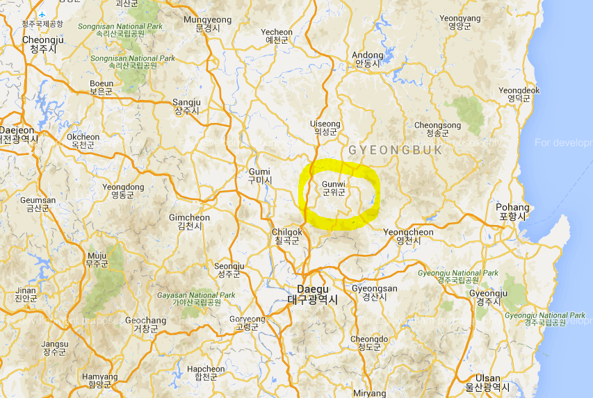 Кунви расположен в центральной части провинции Кёнсан-Пукто. На юге и западе граничит с городом прямого починения Тэгу, на востоке — с городом Куми и уездом Чхильгок, на севере — с уездом Ыйсон, на западе и северо-западе — с городом Йончхон и уездом Чхонсон. Ландшафт образован восточными отрогами горной гряды Тхэбэксан, территория уезда пригодна для земледелия.