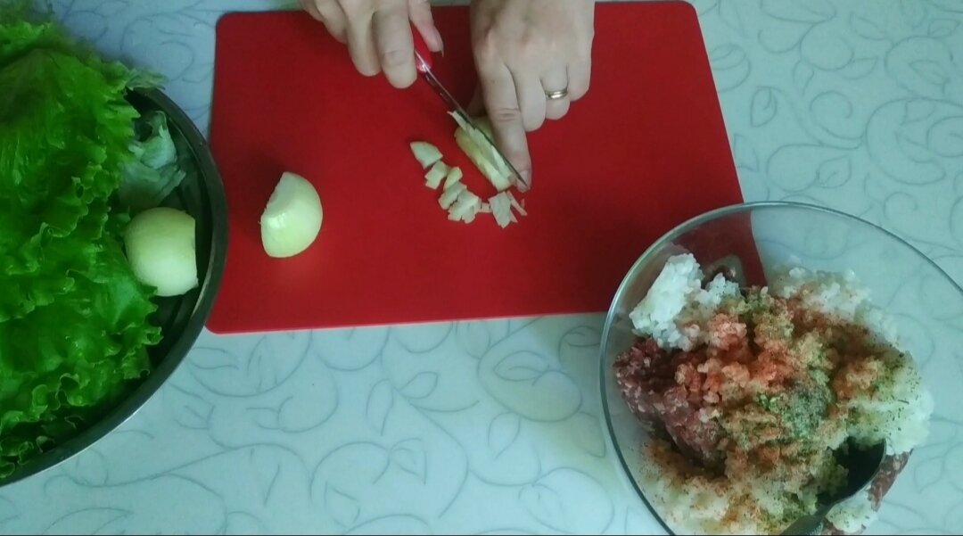 Мелко режем репчатый лук и отправляем к начинке