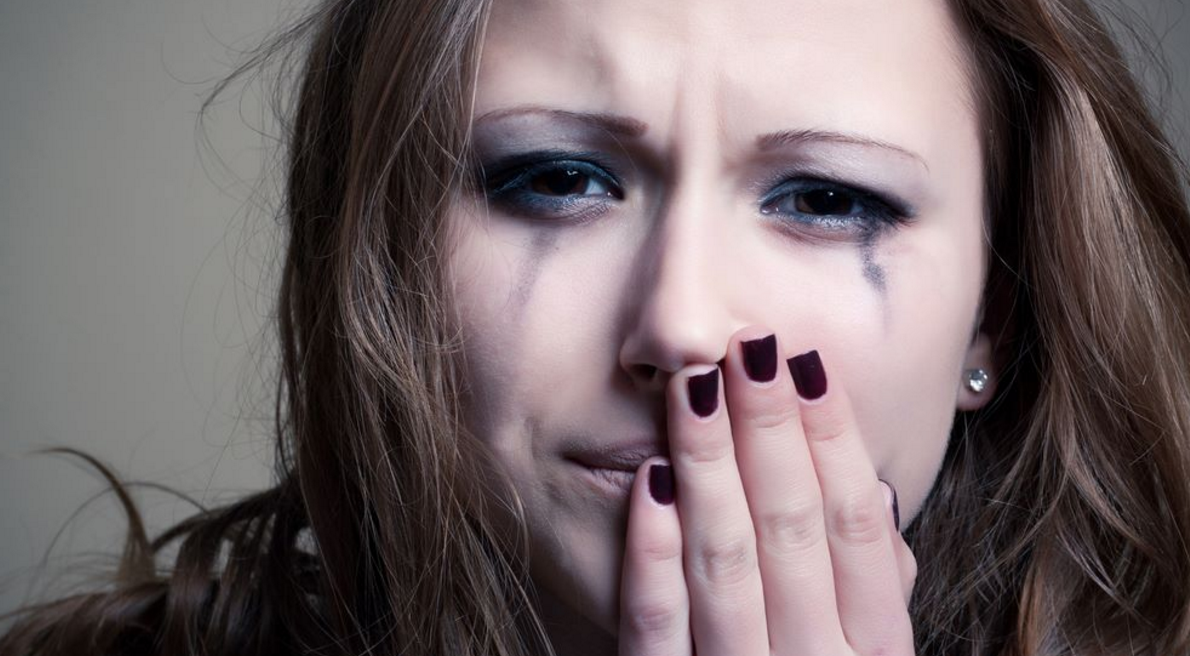 Девушка плачет