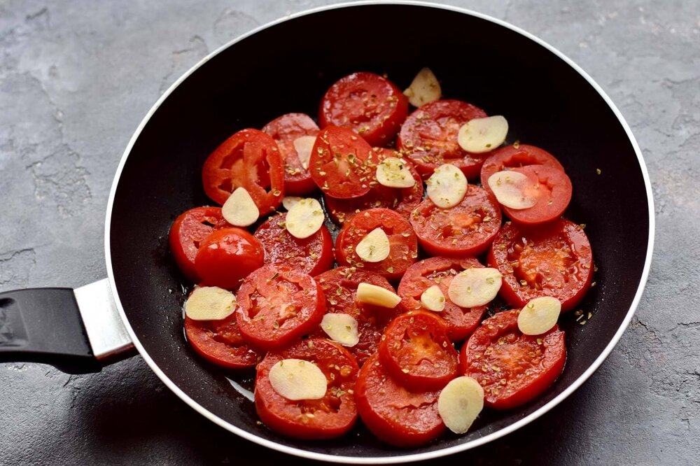 Шпинат с помидорами и чесноком. Как потушить помидоры со шпинатом в духовке. Рецепт жареных помидор с чесноком
