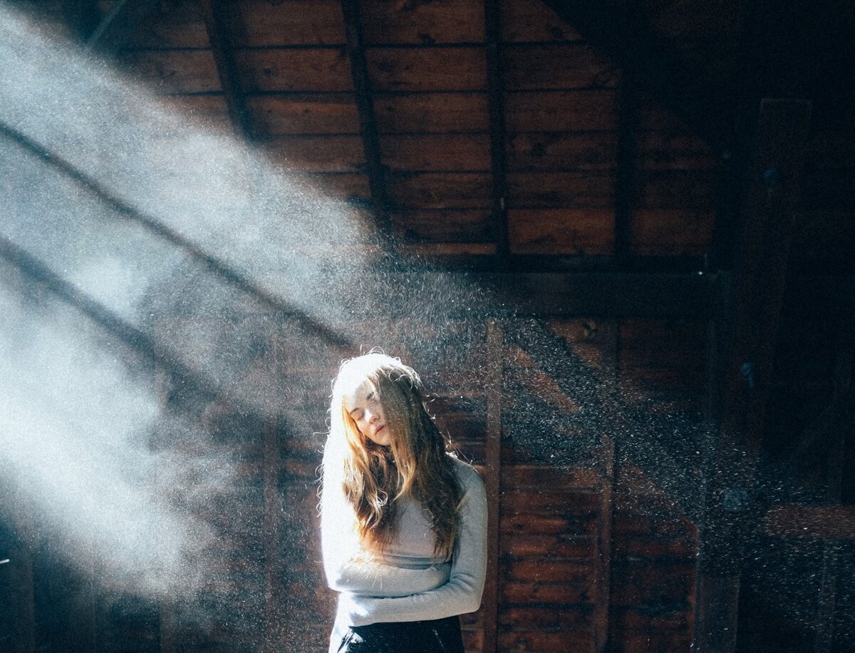 Пыль в лучах света. Источник фото - Сервис Яндекс.Картинки.