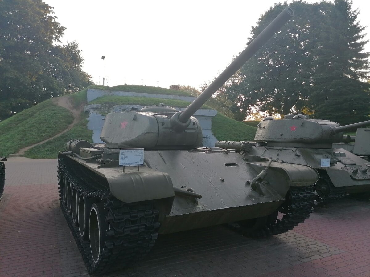 Фото автора. Экспериментальный советский средний танк "Т-44". Ещё 9 фото справа->->