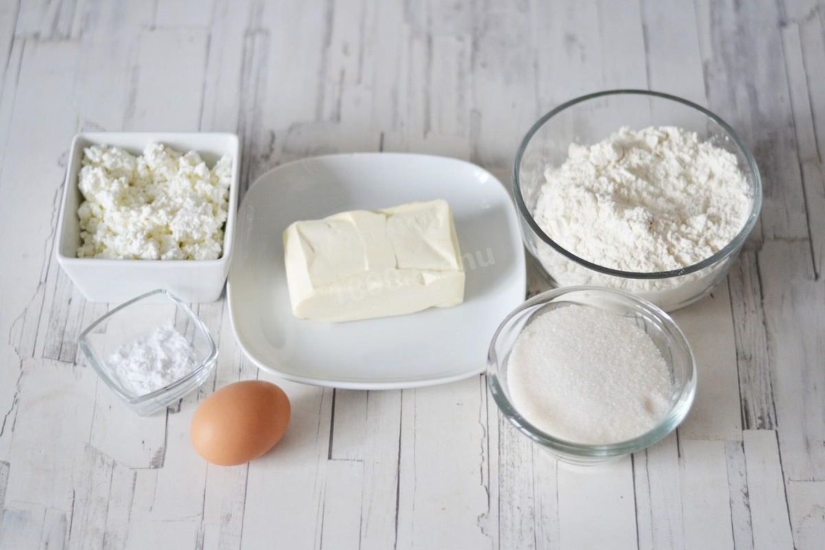 Как испечь печенье Гусиные лапки из творога? Очень просто! Для начала подготовьте необходимые ингредиенты. Творог берите влажный, мягкий, без мелких твердых крупинок, жирностью 5-9%. Также подойдет творог в брикетах. Яйцо нужно крупное отборное. Муку берите высшего сорта.