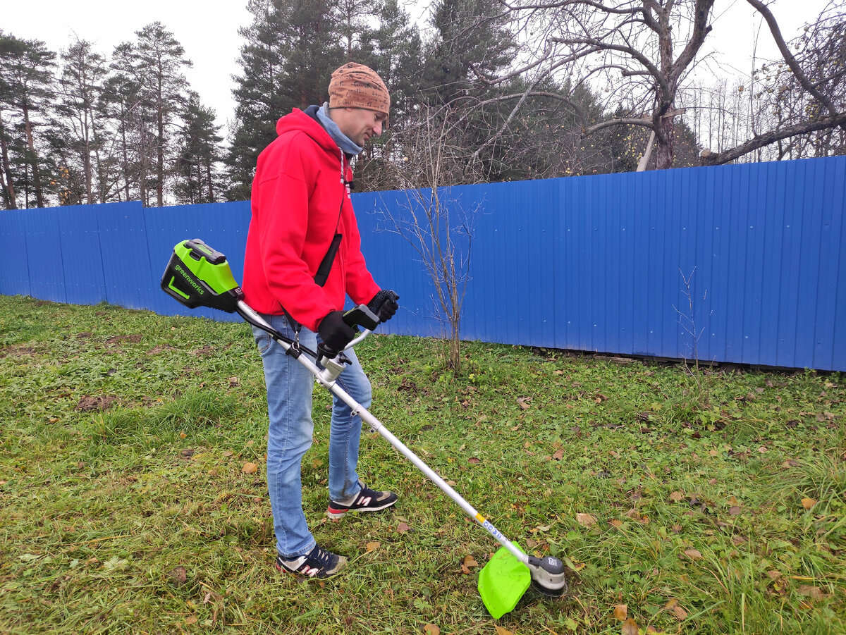 Бензиновую косилку не хотел категорически. Электрическая - исключено, участок большой и неудобно путаться в проводах. Выход - аккумулятор! 