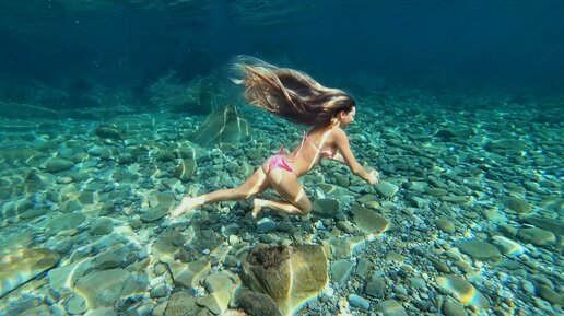 Подводное и бег с камнем в холодном, ноябрьском море.