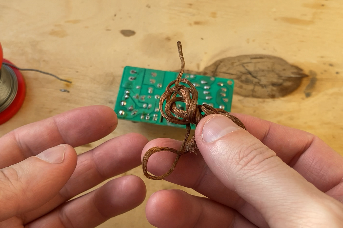 Оплетка для выпаивания микросхем.