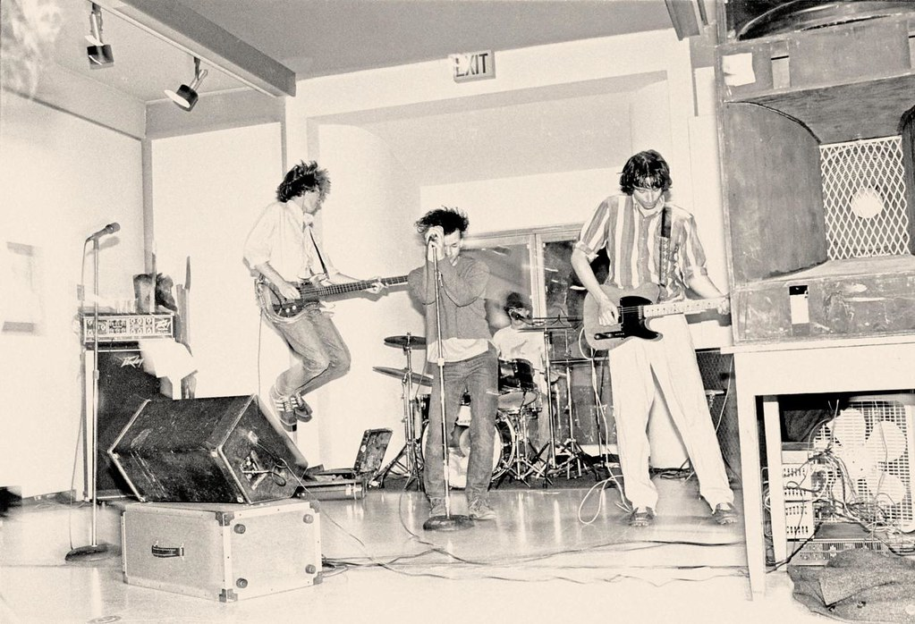 R.E.M. на одном из своих выступлений в 1980 году. Позже это фото станет известно благодаря появлению на сборнике, собравшем в том числе самые ранние записи группы. 