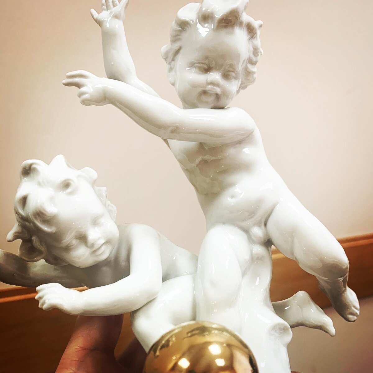 Вот такие примерно. Это путти с золотым мячом.