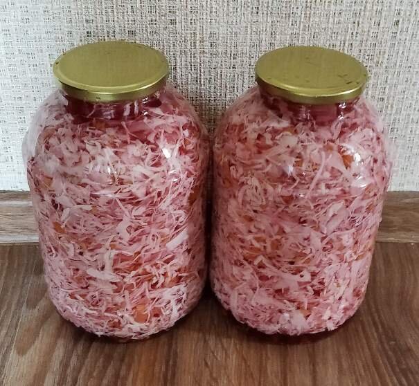 Капуста консервированная со свеклой. Фото автора.