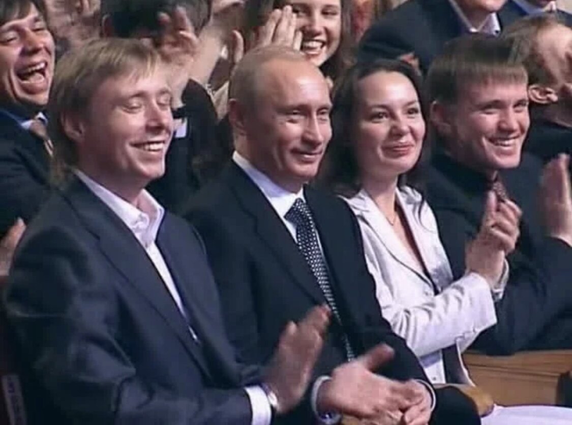 Квн масляков путин фото. Владимир путин на квн. Рядом с путиным на квн. Кто сидит рядом с путиным. Кто сидит рядом с путиным.