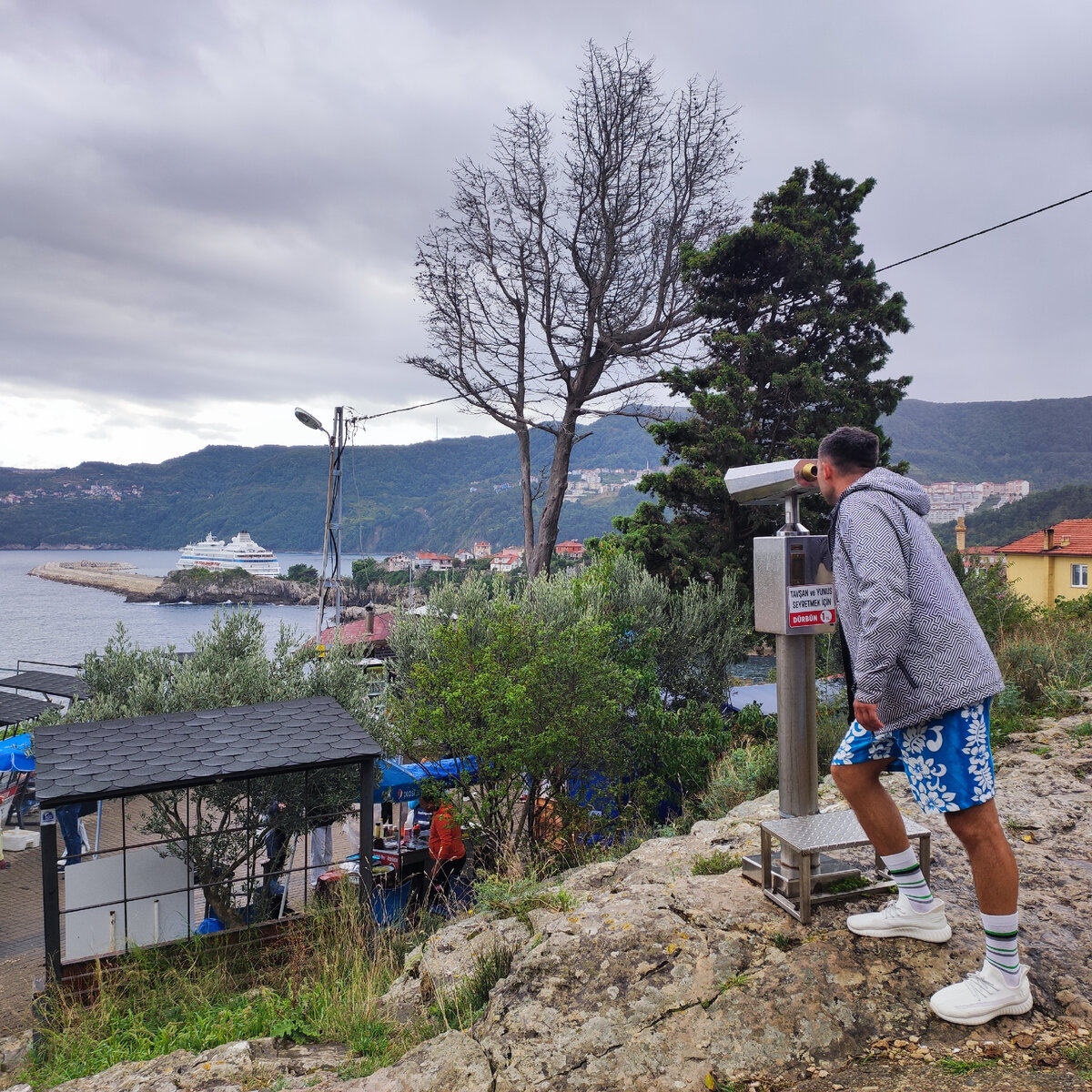 Амасра (до 1460 года Амастрида; греч. Ἄμαστρις; род. п. Ἀμάστριδος; тур. Amasra) — город на западе черноморского побережья Турции[2]. Основан во 2-м тысячелетии до н. э. на побережье малоазийской области Пафлагония. Население 7,0 тыс. чел.