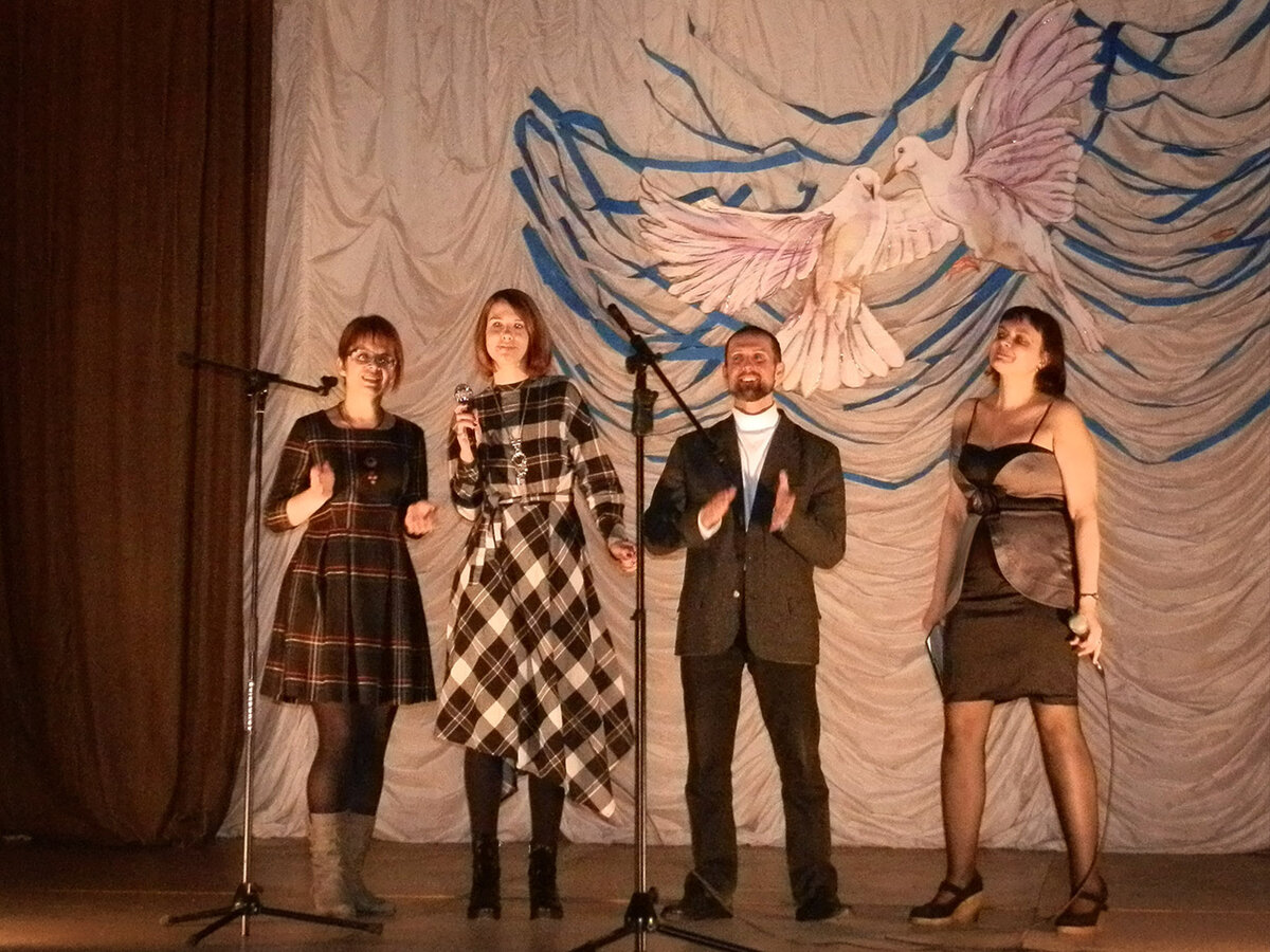 Это подлинная фотография с нашего реального концерта в женской колонии. Снимать можно было только издалека - и только выступающих