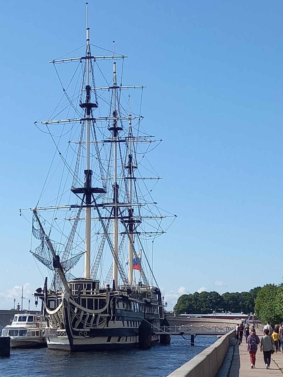Фрегат "Благодать" на Петровской набережной