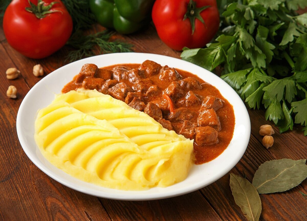 
Ингредиенты:
1. Говядина 700г
2. Репчатый лук 1шт
3. Томатная паста 3ст.л с горкой
4. Вода 800мл
5. Сливочное масло
6. Растительное масло
7. Лавровый лист
8. Чёрный молотый перец

Способ приготовления:
1. Репчатый лук мелко нарезаем и обжариваем на сливочном масле с добавлением растительного
2. Добавляем нарезанную говядину и обжариваем 20 минут
3. Посыпаем мясо мукой и обжариваем ещё 5 минут
4. Заливаем томатной пастой разведенной в бульоне или водой
5. Солим, добавляем лавровый лист и чёрный молотый перец
6. Выставляем минимальный огонь и тушим под закрытой крышкой 1.5 часа
7. Когда говядина станет мягкой можно снимать с плиты
8. Подаём гуляш вместе с пюре
9. Приятного аппетита!