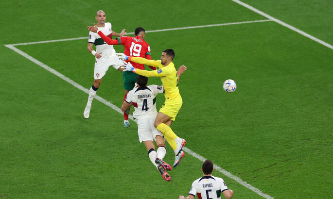 Эн-Несири переправляет мяч в ворота Португалии