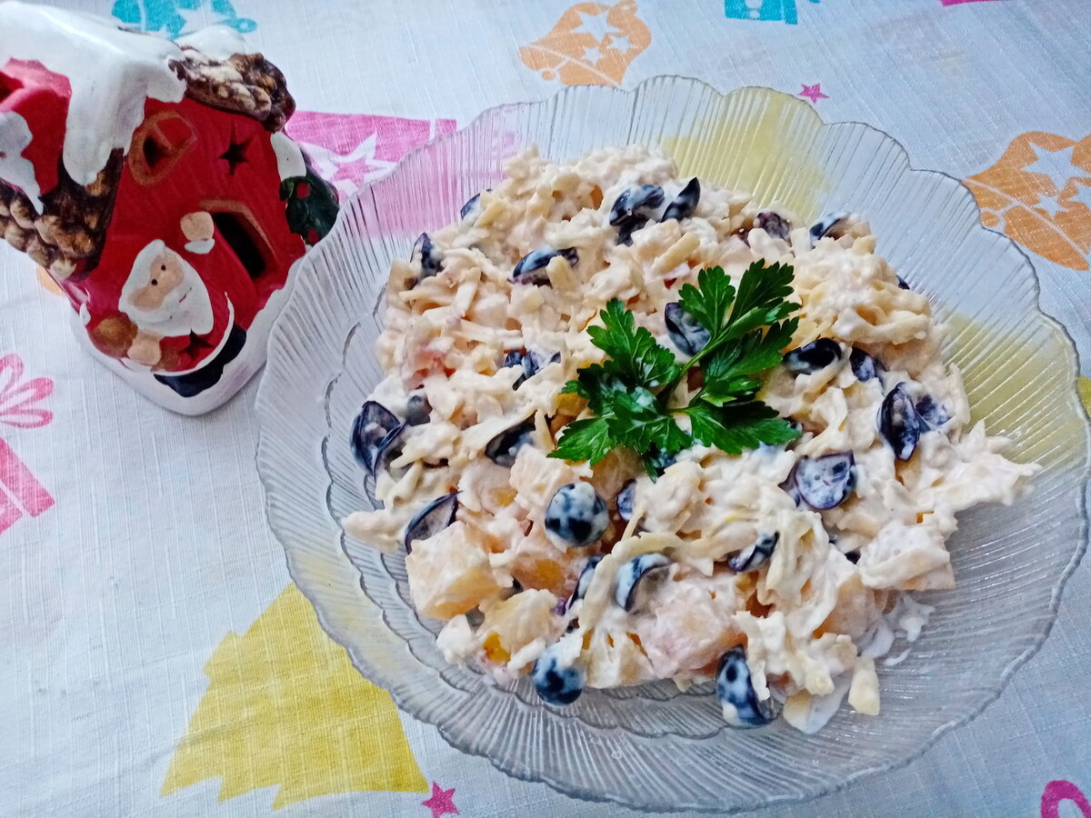    Салат с ананасом, виноградом и сыром