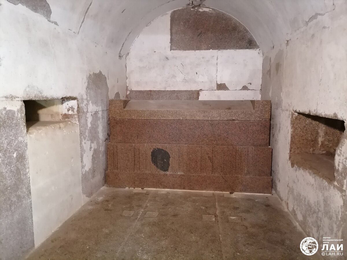 Саркофаг внутри пирамиды Сенусерта III. Автор фото: Наталья Носова