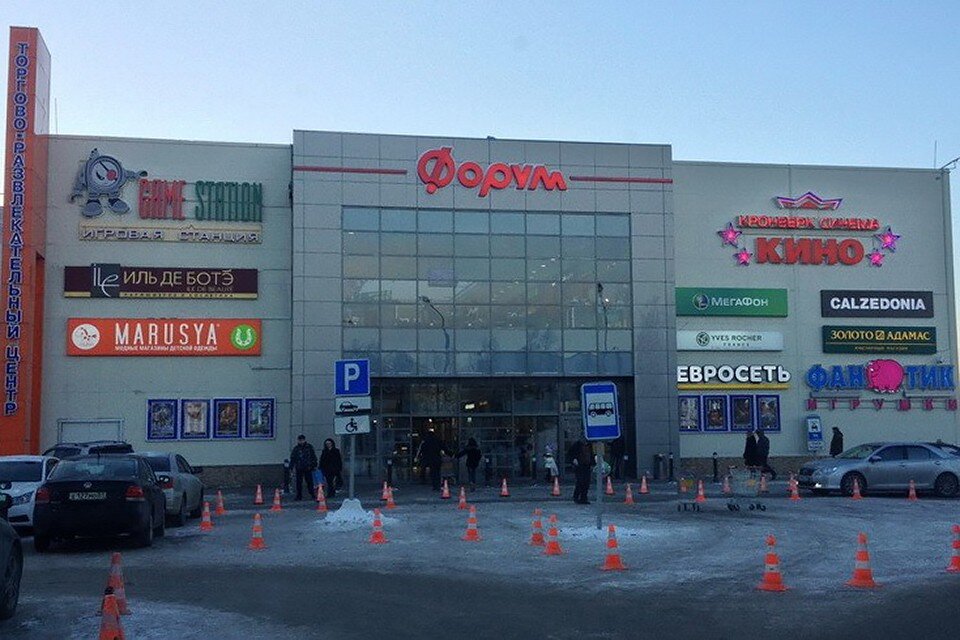     В 2022 году в Мурманске закрылся кинотеатр «Кронверк синема» при ТРЦ «Форум», который в свое время стал первым сетевым кинотеатром в городе. Фото: www.forumkristi.ru