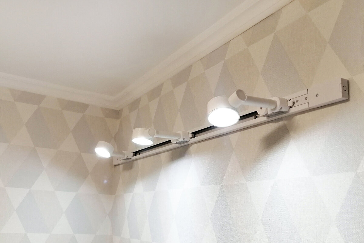 Треки Gauss, установленные на стену