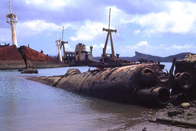 Часть корпуса подлодки "Бевезье" в Диего-Суаресе, 2004 год