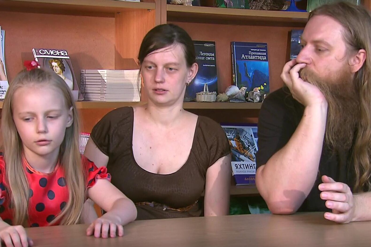 Алиса с мамой Наталией и отцом Евгением. Фото: www.thevoicemag.ru