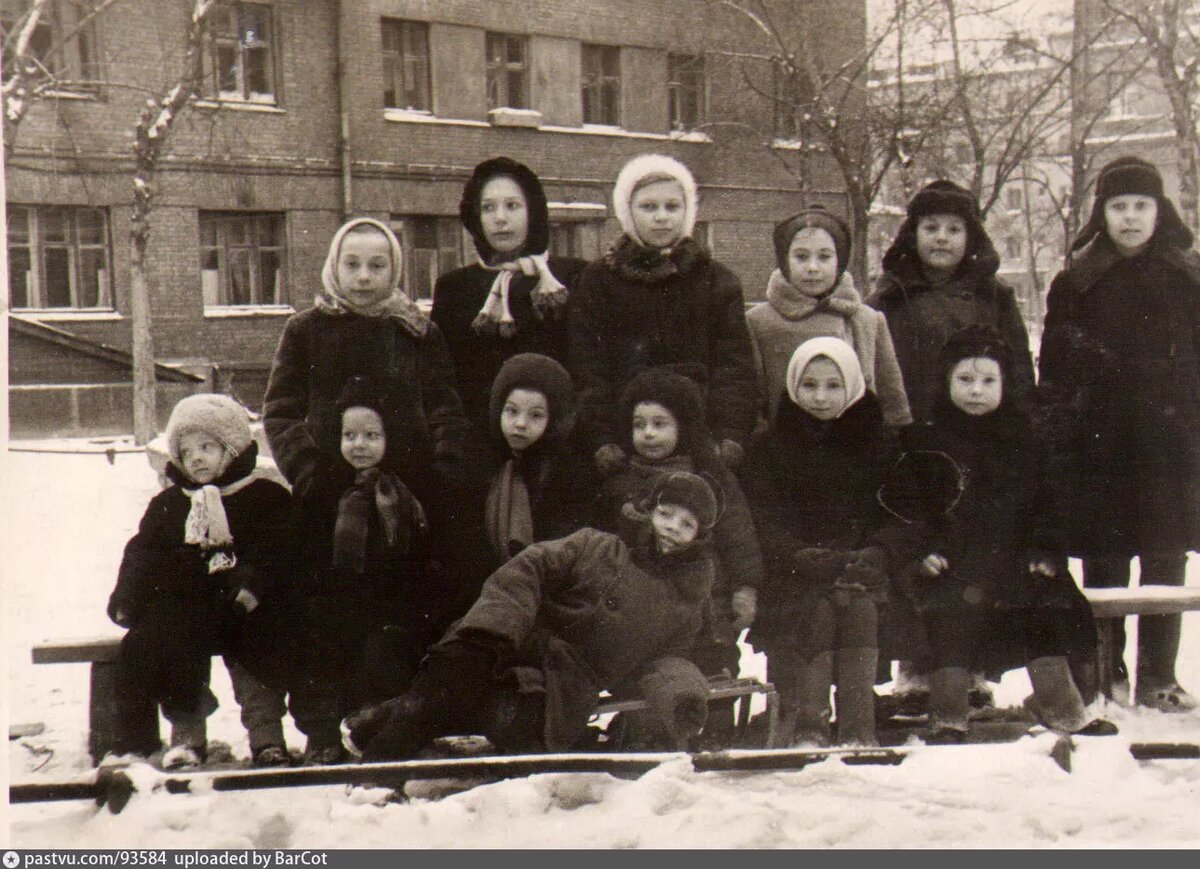 Во дворе на Шаболовке. 1950-е годы. Источник: https://pastvu.com/p/93584