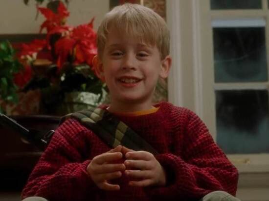     «Один дома» и «Один дома 2» про приключения мальчика, вынужденного остаться под Рождество без семьи. Фото: скриншот фильма "Один дома"