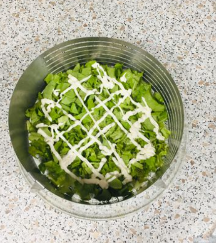Первый слой из рваных листьев салата