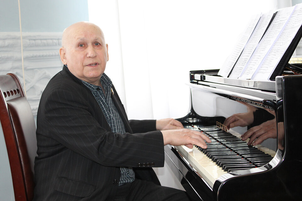 Ханок, Эдуард Семенович - советский и белорусский композитор, автор музыки песни "Завируха" и других хитов ВИА "Верасы"