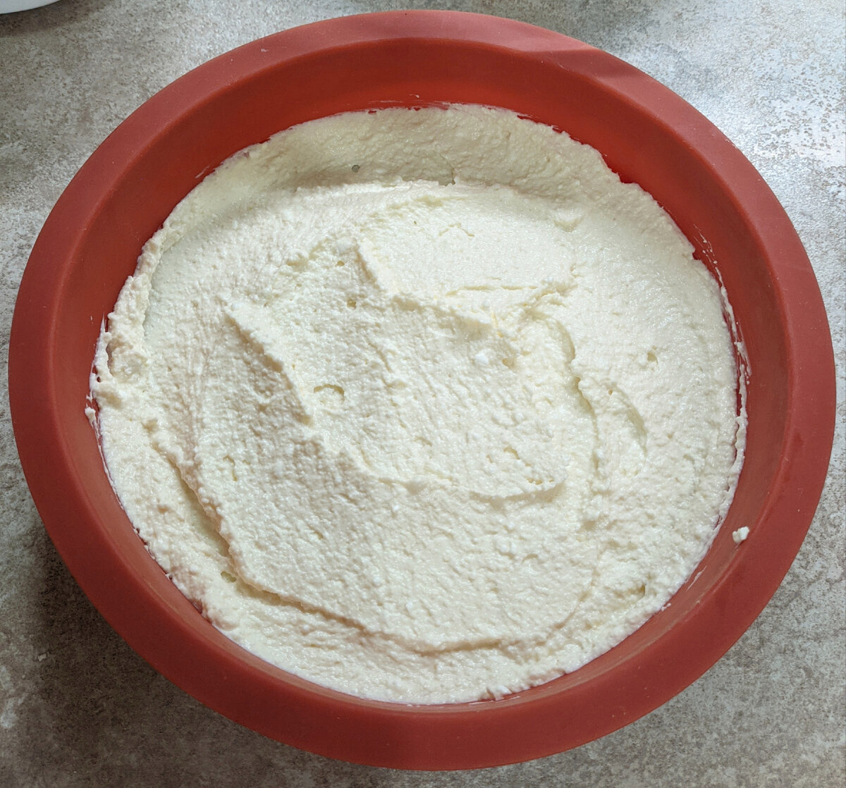 Выложить половину творожной массы