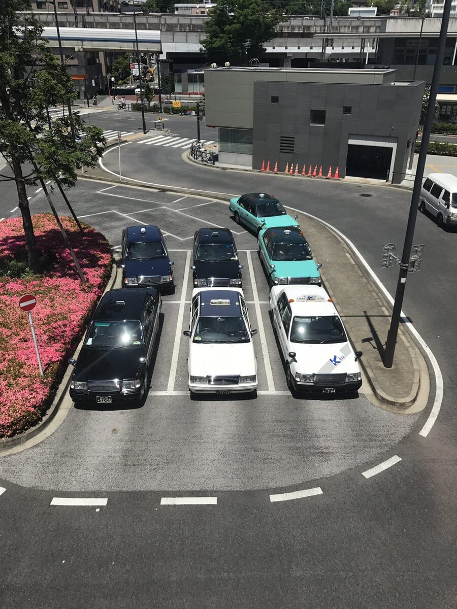 таксисты ждут клиентов