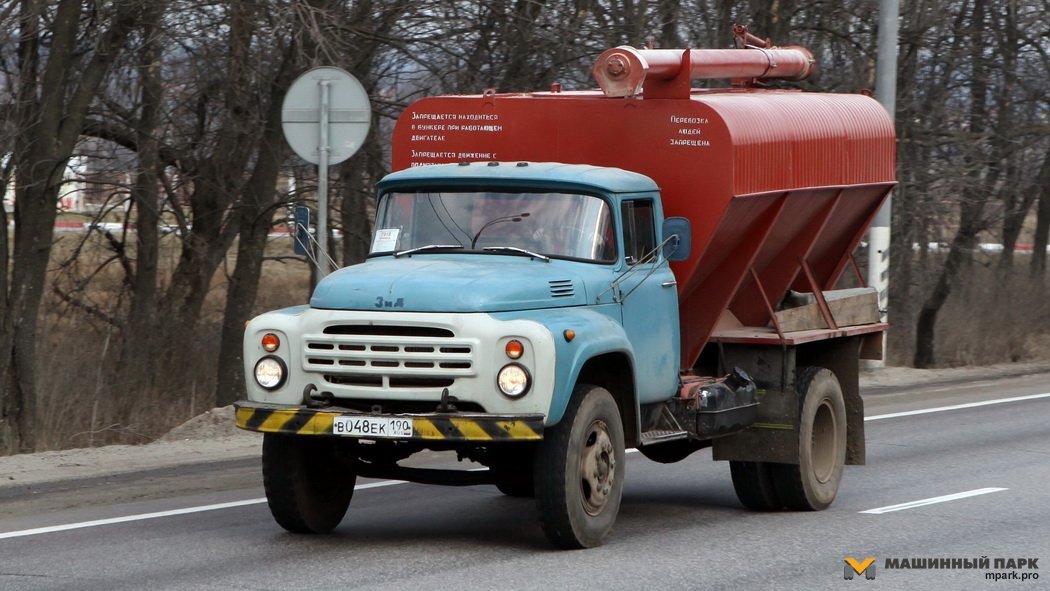 01. В подмосковной Кашире попался загрузчик кормов ЗСК-10 на шасси «сто тридцатого», - в отличном состоянии.

