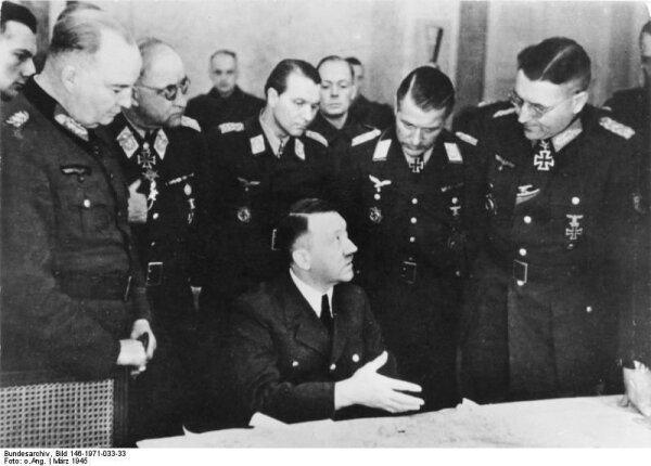 Гитлер во время встречи с генералами в марте 1945 года (фото из коллекции Bundesarchiv)