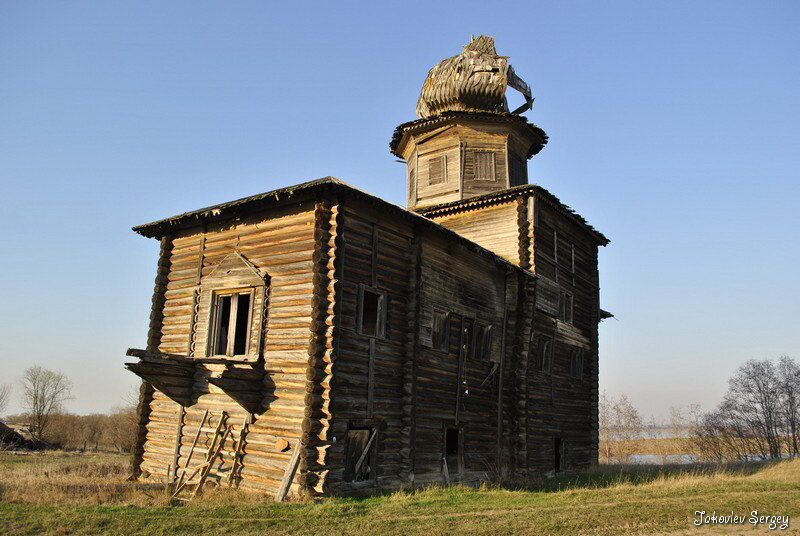  Более  старой является Власиевская церковь, устроенная в 1795 году. Внешне она  напоминает осенний лист на дереве, который может сорваться с ветки от  малейшего дуновения ветра.