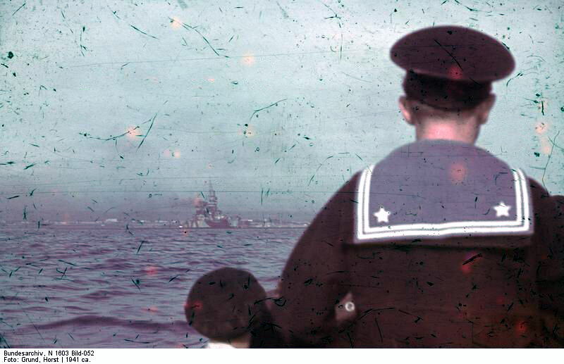 Немецкий моряк наблюдает за военным кораблём в Чёрном море, 1941 г.