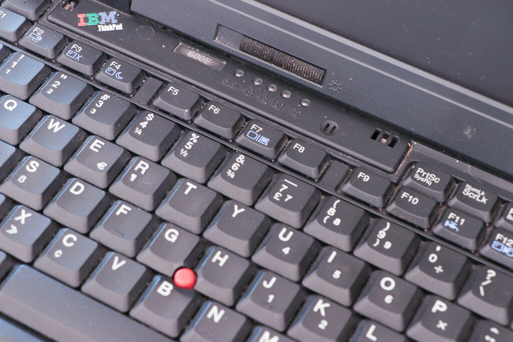 
Еще один, самый пострадавший от активного использования и кривых рук, относится к серии ThinkPad 600E, и оснащен DVD-проигрывателем. Наконец топовый ThinkPad 600x работает на Pentium III. 
