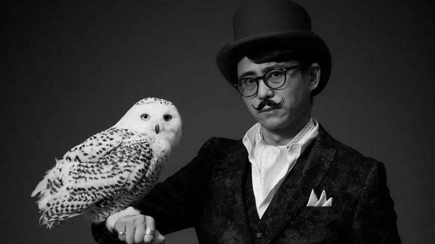 Хидэтаки Суэхиро aka SWERY 65' с символом новой студии – белой совой.