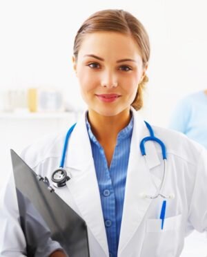 Ринит особенно осенью и весной – частый симптом простудных заболеваний. Для эффективного и доступного лечения следует разобраться в имеющихся в продаже средствах, понять, за счет чего различается цена на них.
 На самом деле состав самых дорогих и дешевых капель и спреев может быть одинаковым или только незначительно отличаться.
 Существуют средства дженерики – это дешевые и эффективные капли от насморка, аналоги дорогостоящих лекарств, действие лицензии на которые закончилось. Выпускают их без лицензии, но при изготовлении включают в состав такие же компоненты и действующие вещества, как в дорогих препаратах. Зачастую отличия представлены только разными вспомогательными компонентами: ароматизаторы, красители, стабилизаторы и т.д.
 В связи с этим нужно подумать, стоит ли платить больше за одинаковое действующее вещество. Намного опаснее приобрести дорогую подделку лицензионного препарата, так как подделывают их часто.