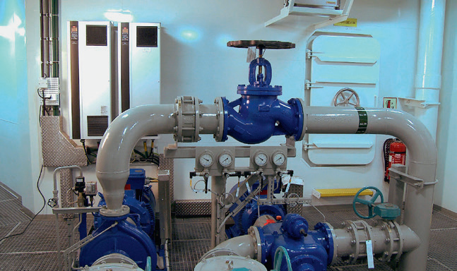 Стандартная ситуация – главные двигатели буксира или другого вспомогательного судна подолгу работают на холостом ходу. Вырабатываемая при этом энергия никак не востребована. Гибридная технология позволяет использовать аккумуляторы и маленькие дизельные генераторы при работе на холостом ходу, в стояночном режиме, при маневрировании. Такая же схема эффективна для парома, работающего в режиме «пуск-останов» и осуществляющего движение по заданному маршруту. Что касается динамического позиционирования, аккумуляторы могут использоваться с целью выработки энергии для создания тяги, пока не будет включенглавный двигатель для ускорения и движения на большие расстояния.