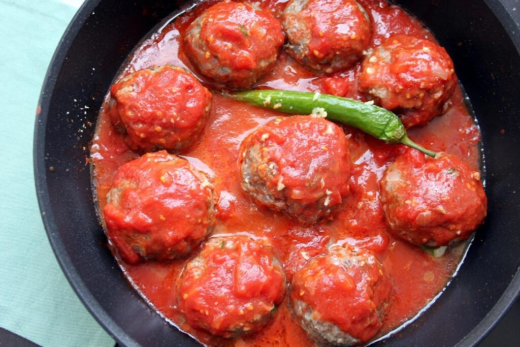 Гречка с тефтелями. Как тушить тефтели в сковороде. Сколько времени тушить тефтели на сковороде. Тефтельки с подливкой на сковороде из фарша. Биточки мясные.