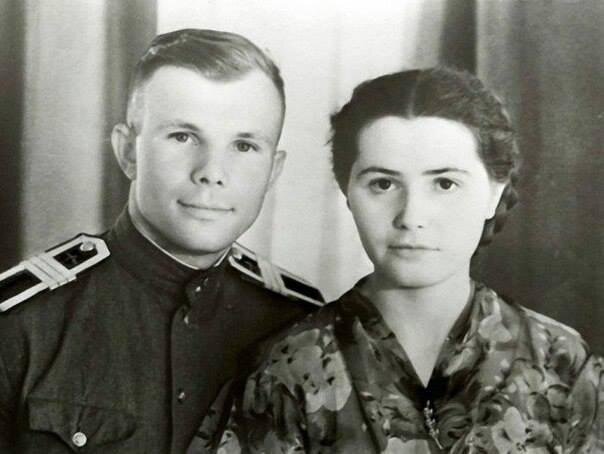 Юрий Алексеевич Гагарин со своей женой Валентиной Ивановной. СССР. 1957 год