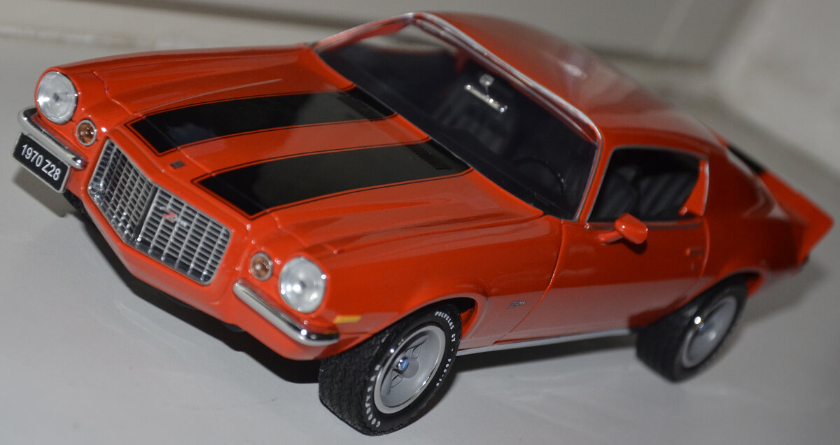 Модель выпущена в трех цветах: оранжевом, синем и каком-то психоделическом, точно обозначить который я не в силах. В нашем сообществе эта чрезвычайно редкая модель представлена уже дважды, причем, оба раза в оранжевой расцветке.